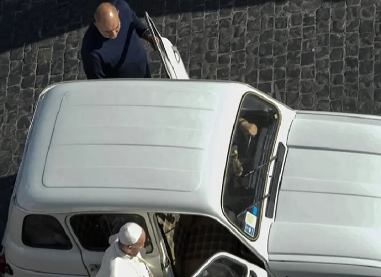 Francisco en un Papamóvil "retro": ahora se moviliza en un Renault 4L de los años 70