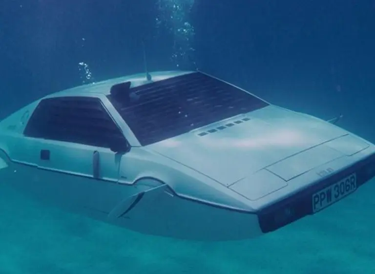 Subastan el auto submarino de James Bond en "La espí­a que me amó"