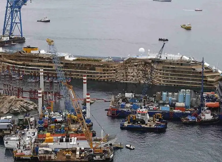 El "Costa Concordia" vuelve a flotar dos años y medio después de su naufragio
