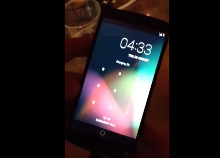 Un trabajador de Google carga su Nexus 5 en un bar y se filtran imágenes