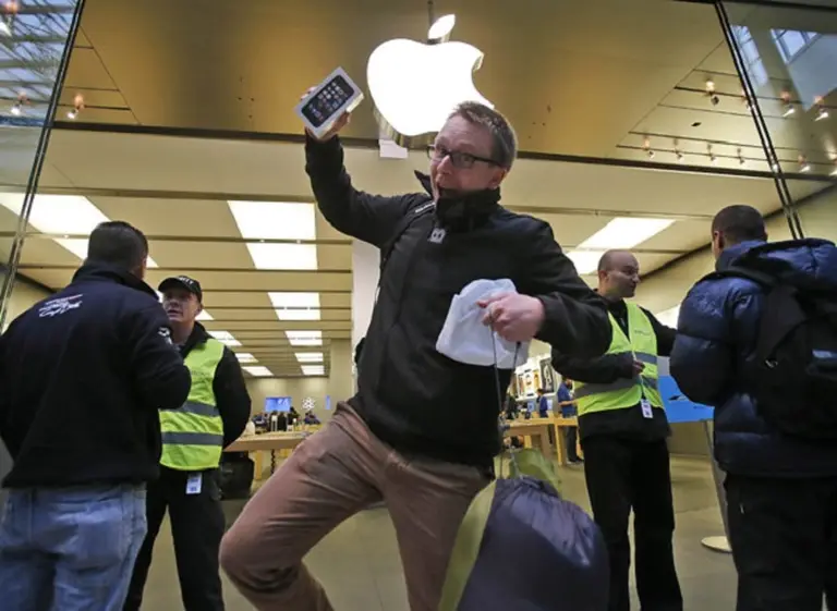 El iPhone 5S dorado estará agotado hasta octubre debido a su alta demanda