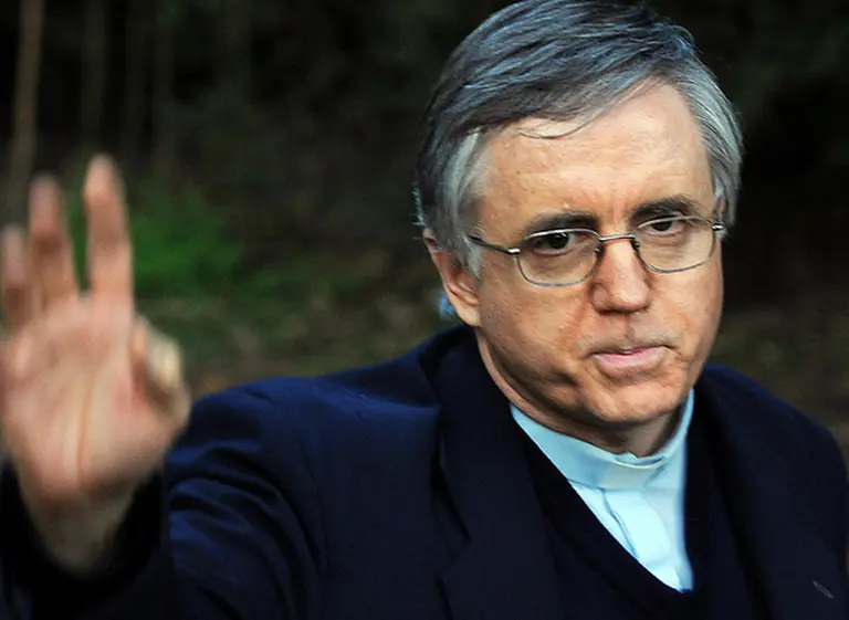 Allanan la casa del padre Grassi por desví­o de donaciones a la cárcel de Campana