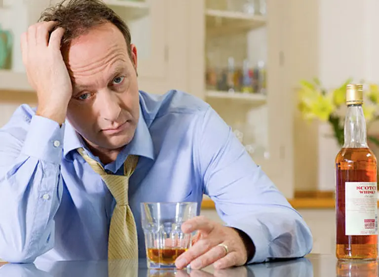 Una copa para relajarse: ¿Beber alcohol ayuda a aliviar el estrés?