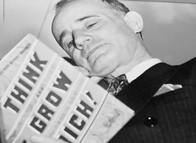 "Piense y hágase rico": diez reflexiones de Napoleón Hill para alcanzar el éxito