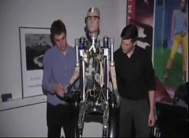 Crean un hombre biónico en base a órganos y extremidades artificiales