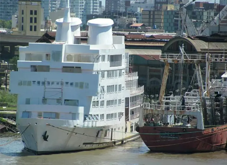 Un lujoso hotel casino flotante arribó a Puerto Iguazú y generó polémicas