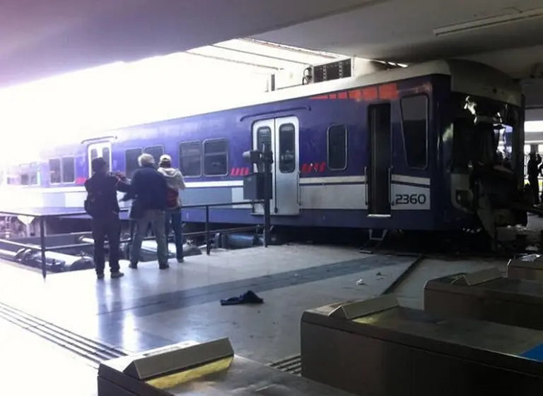 De nuevo el Sarmiento: heridos, insultos y mucha indignación tras el choque del tren