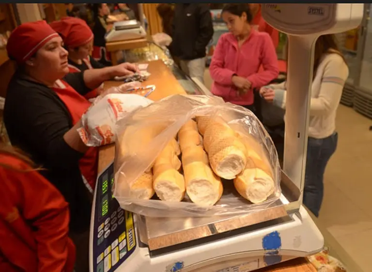 Acuerdan congelar el precio del pan a $50, a cambio de descuentos en la luz