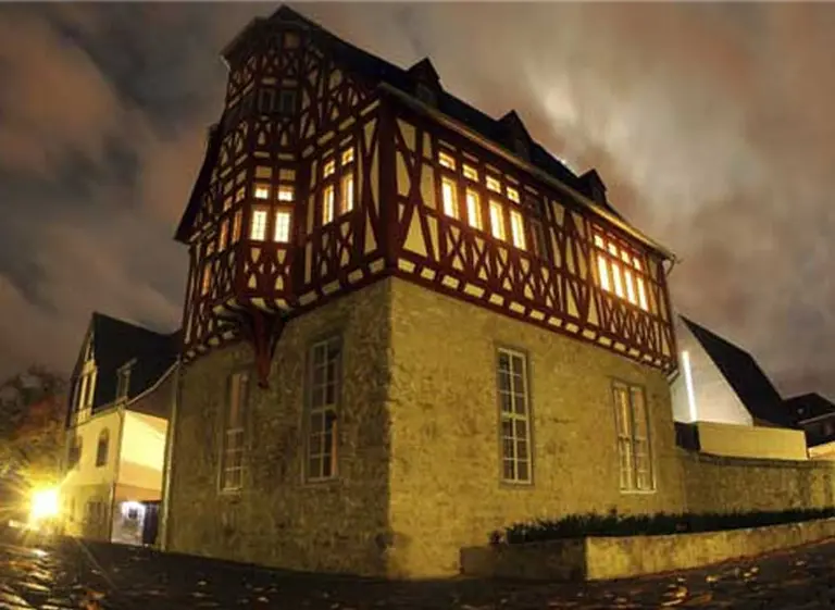 Los excéntricos gastos del "obispo de lujo" que suspendió el Papa