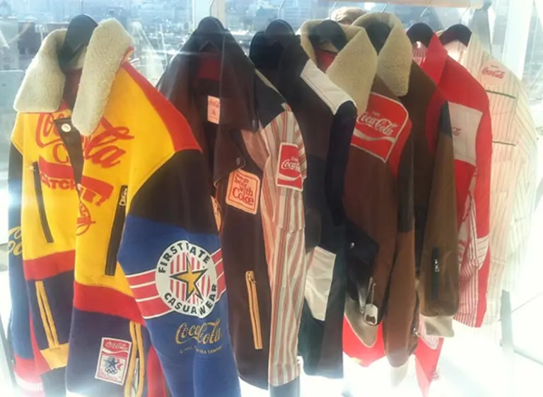De la mano de Romanelli, Coca-Cola apuesta a la indumentaria con una lí­nea de ropa vintage