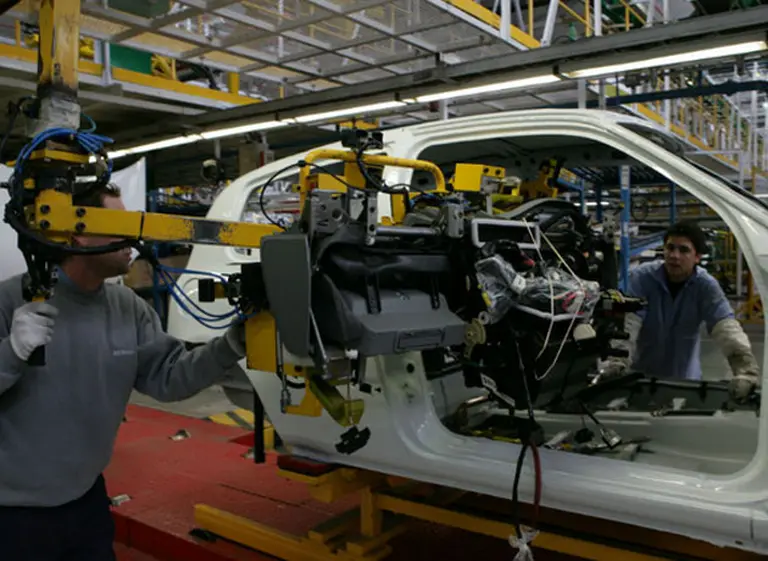 La producción industrial sumó en febrero su quinto mes de caí­da consecutiva