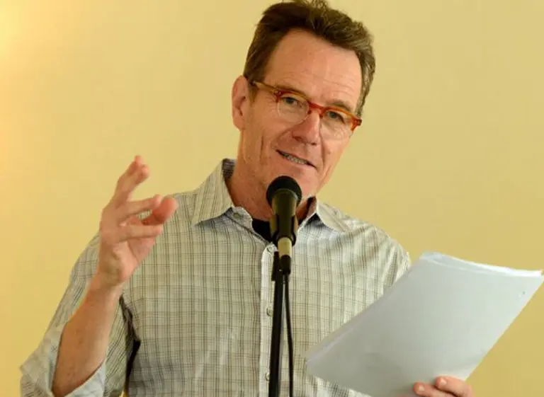 El actor de Breaking Bad le pone su voz al nuevo iPad Air