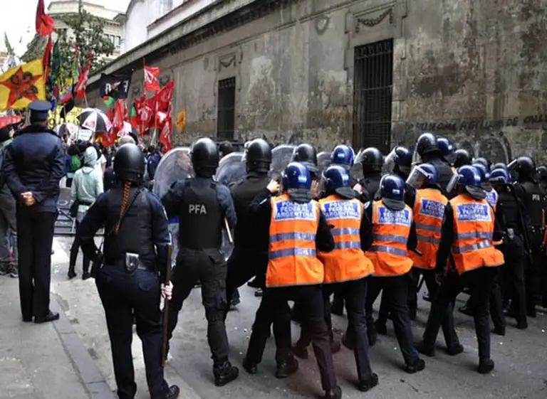 Entre vallas y policí­as, eligieron al nuevo decano de la facultad de Sociales de la UBA