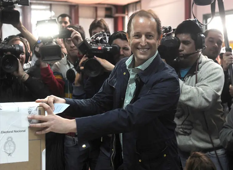 Martí­n Insaurralde perdió hasta en su propia mesa