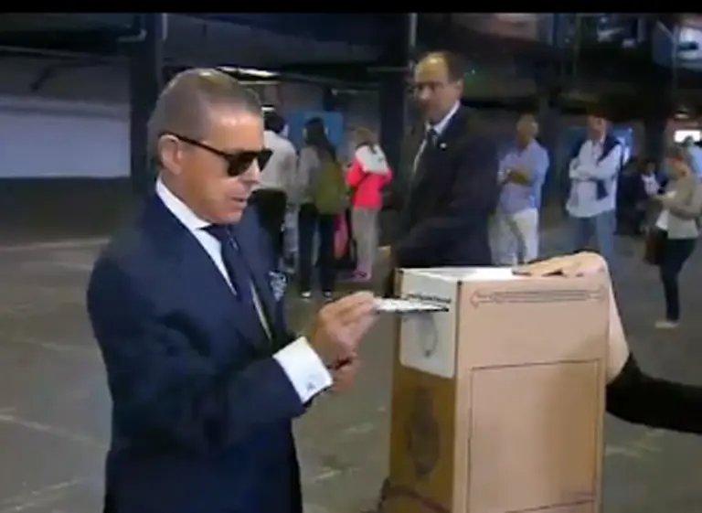 Al grito de "ladrón", el juez Oyarbide fue escrachado después de emitir su voto