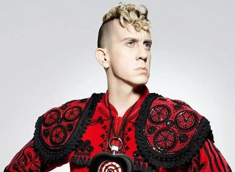 Mercado de pases en el mundo de la moda: Jeremy Scott es el nuevo director creativo de Moschino