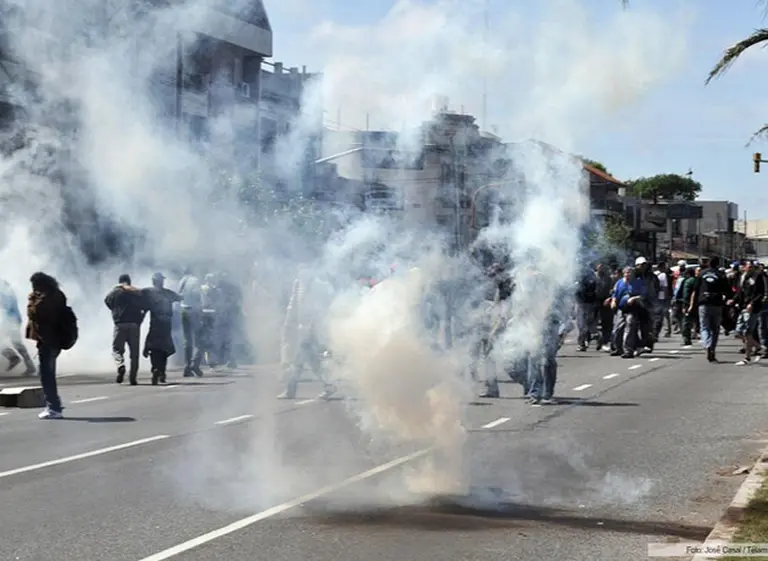 Curtidores reclamaron contra el desalojo de una fábrica y fueron reprimidos por la policí­a