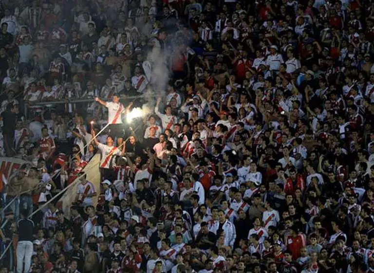 La barra e hinchas de River tomaron por asalto el hall del Monumental