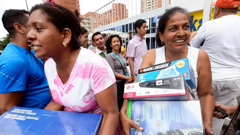 Maduro ordenó "ocupar" una cadena comercial, detuvo a sus dueños por usureros y cerró sitios web