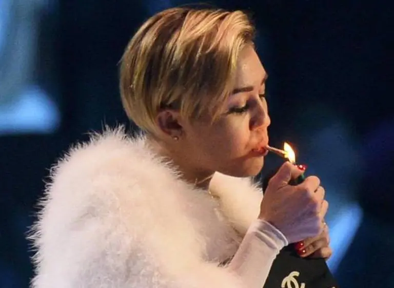 Miley Cyrus fumó un cigarrillo de marihuana en el escenario de los premios MTV