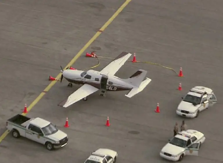 Un pasajero "se cayó" de un avión en pleno movimiento