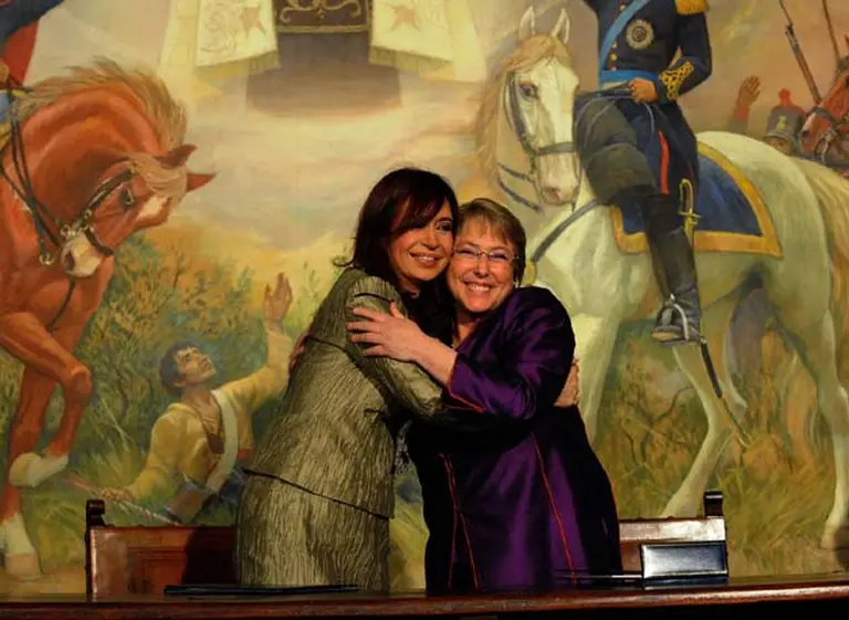 La Presidenta llegó a Santiago de Chile para asistir a la asunción de Michelle Bachelet