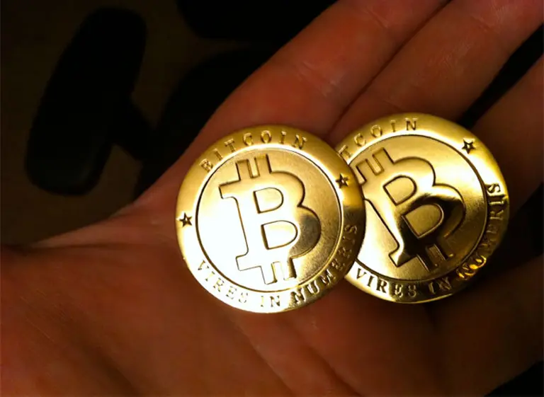 La moneda virtual Bitcoin cotiza por primera vez a un valor superior a los u$s1.000