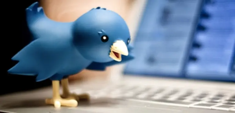 Twitter pide cambiar miles de contraseñas... por error