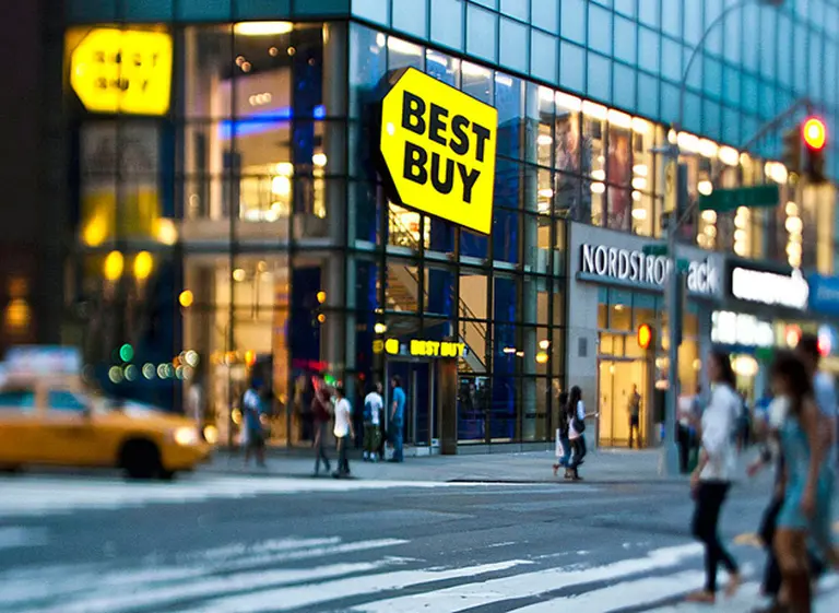 Best Buy baja precios y advierte por caí­da de sus márgenes de ganancias en este trimestre