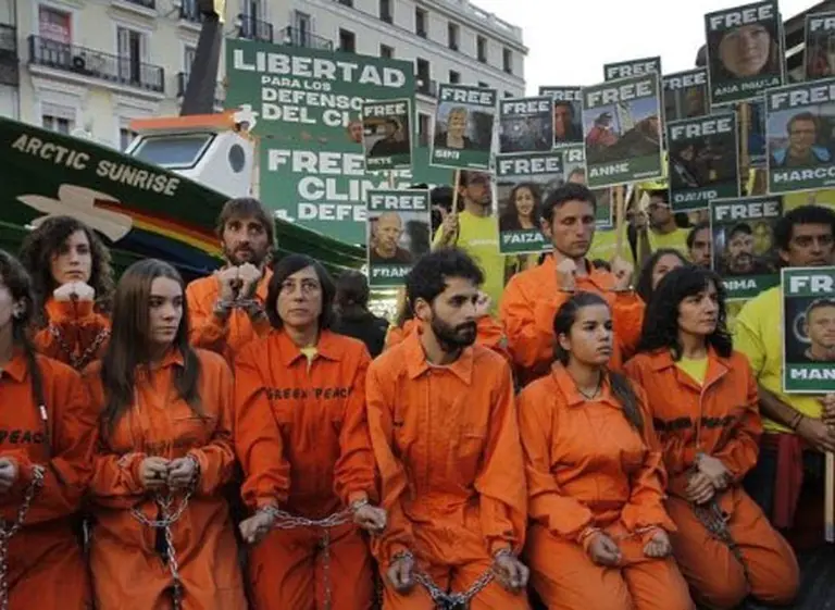 El Tribunal del Mar ordenó a Rusia a liberar a los 30 activistas y el barco de Greenpeace