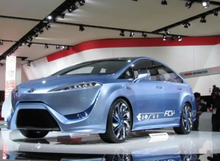 Toyota presentó un auto a hidrógeno y no emite gases de efecto invernadero