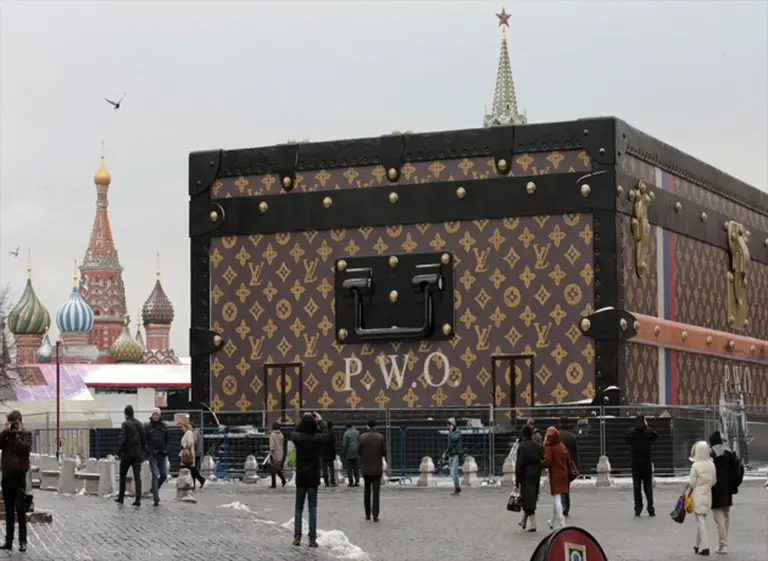 Louis Vuitton sorprendió con una valija gigante en medio del corazón de Rusia
