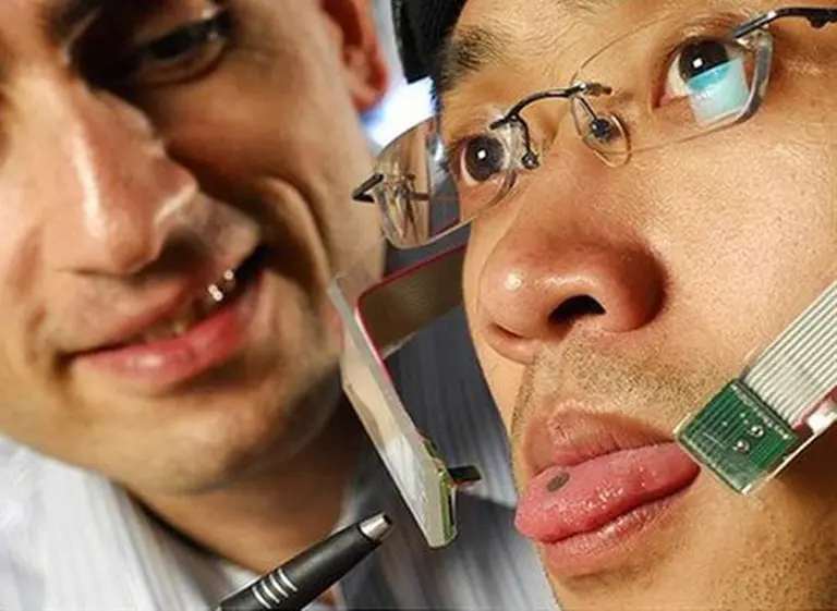 Crean un piercing para controlar las sillas de ruedas con la lengua