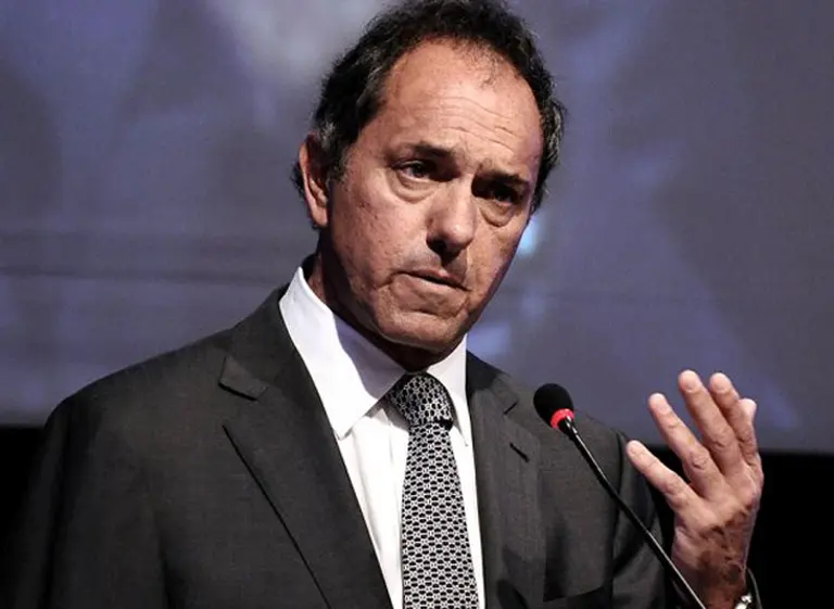 Para evitar desbordes, Daniel Scioli adelantará el pago del medio aguinaldo