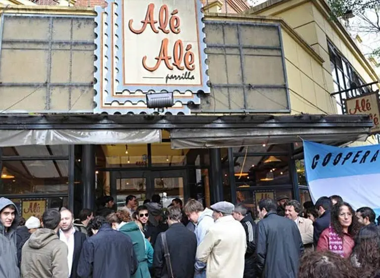 Los empleados del restaurant Alé-Alé resisten un nuevo intento de desalojo