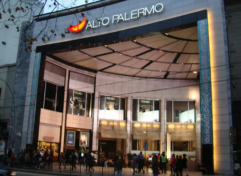 La crisis llegó al shopping Alto Palermo: protestas por cierre de negocios