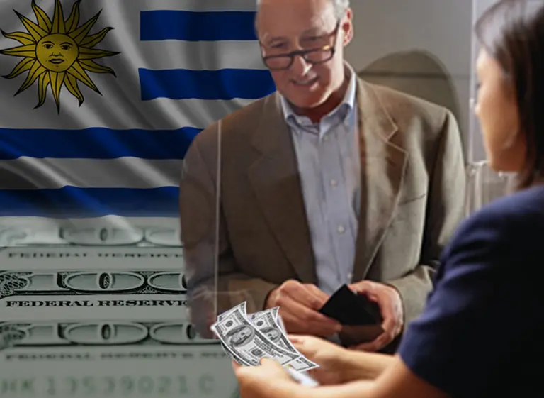 Desorden cambiario: visto del Uruguay, el blue argentino está barato y se pide 35% más
