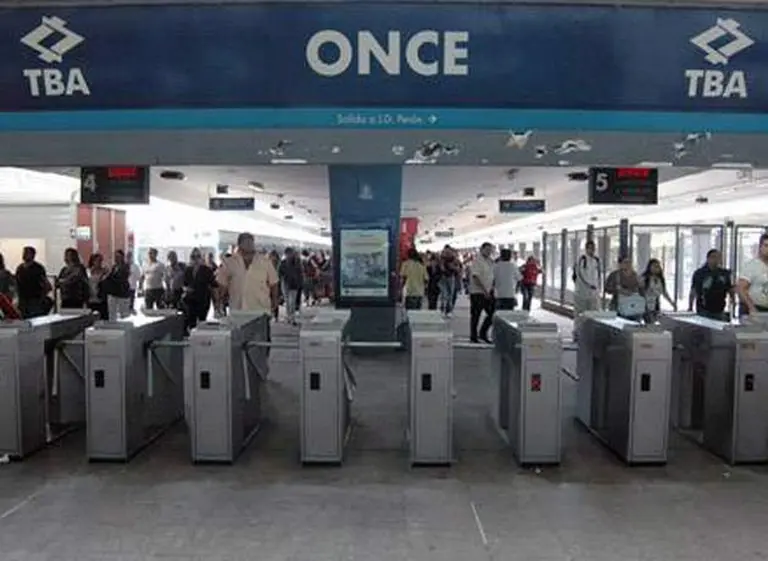 Otra vez el Sarmiento: un tren descarriló en Once y hubo demoras en el servicio