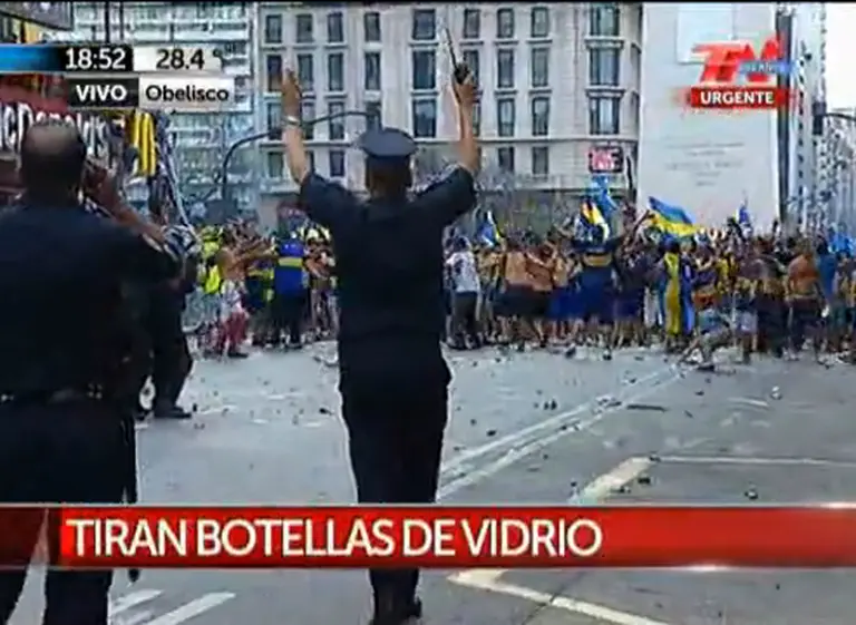 Un muerto, 16 heridos y destrozos en una marcha de hinchas de Boca en el Obelisco
