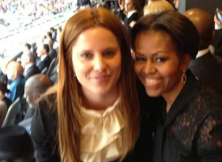 La novia de Boudou aprovechó el funeral de Nelson Mandela para fotografiarse con Michelle Obama