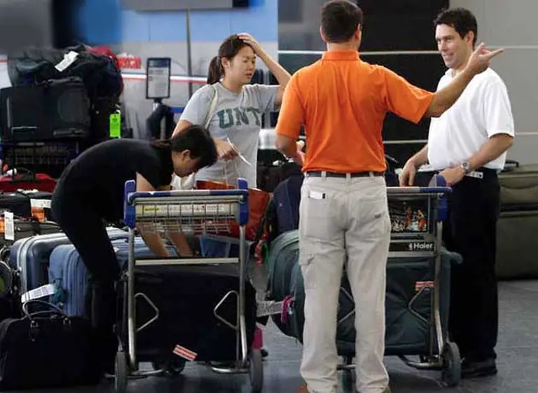 Una aerolí­nea deberá resarcir a un matrimonio por entregarle la valija tarde y con faltantes