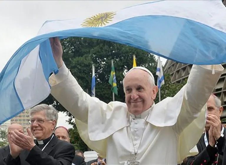 El Papa Francisco bromeó sobre cómo se suicida un argentino y dijo que se sintió usado por los polí­ticos