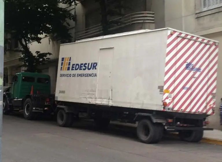 En medio de los cortes, Edesur llevó un generador para darle luz sólo a Oyarbide