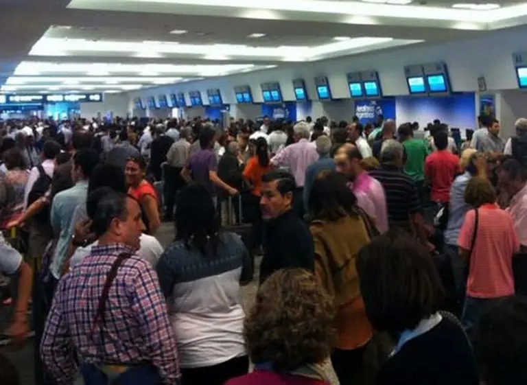Hay vuelos cancelados por un sorpresivo paro en varios aeropuertos del paí­s