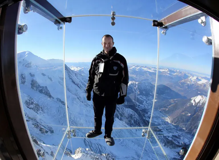 El novedoso cubo de cristal que permite a los turistas "pisar el cielo"