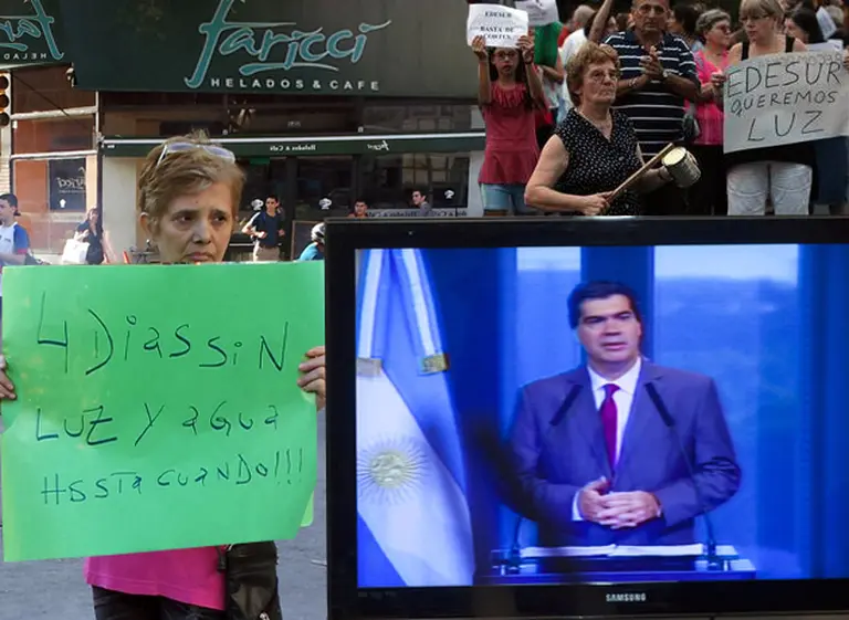 Edenor y Edesur en la "picota": ¿puede quitarles el Gobierno la concesión de un dí­a para el otro?