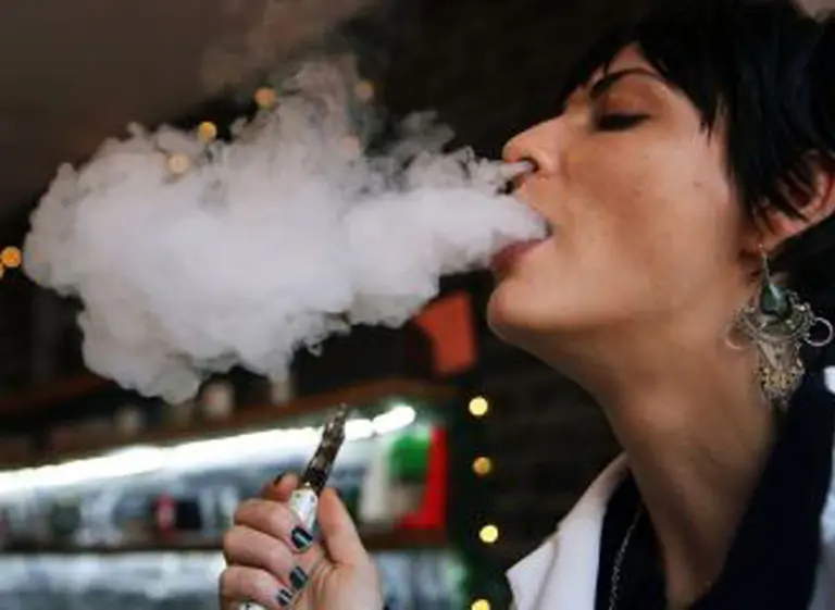 El Ministerio de Salud recordó que el cigarrillo electrónico está prohibido en la Argentina