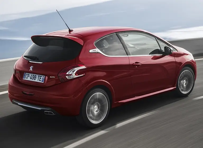 Peugeot amplí­a la gama del 208 con las versiones deportivas GTI y XY