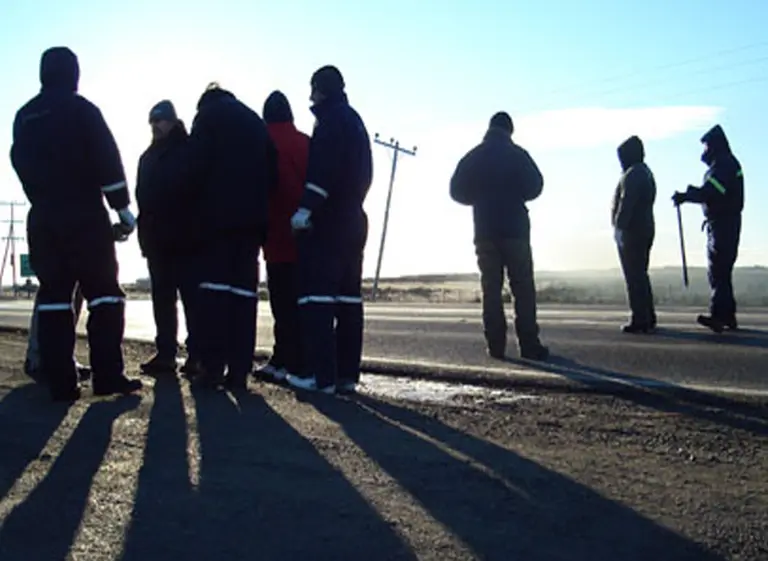 Los petroleros de la cuenca neuquina iniciaron un paro por despidos que afecta a Vaca Muerta