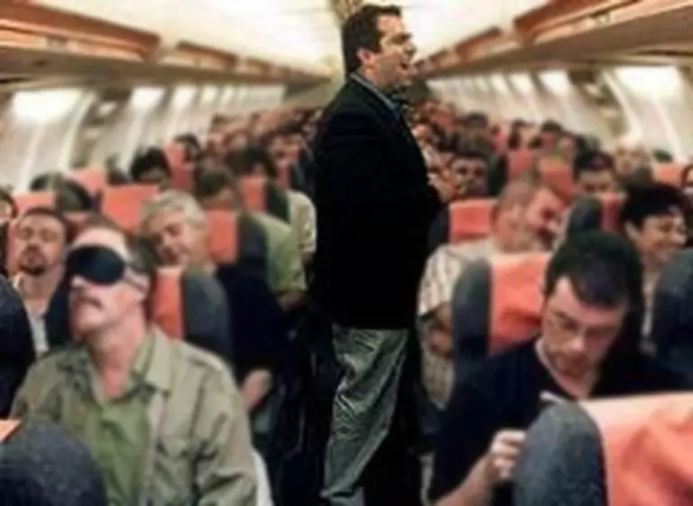 Asientos pegados, más pasajeros y menos comodidad: volar en clase turista es casi "una odisea"